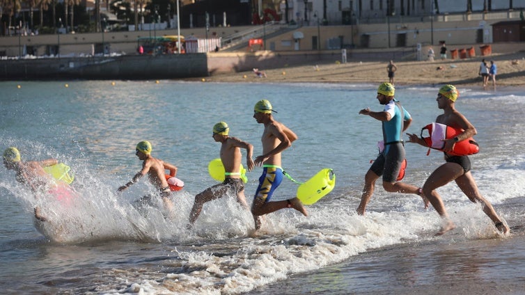 Ildefonso Barrera y Fátima Souissi brillan en la XXXIV  Travesía Internacional a Nado Ciudad de Cádiz