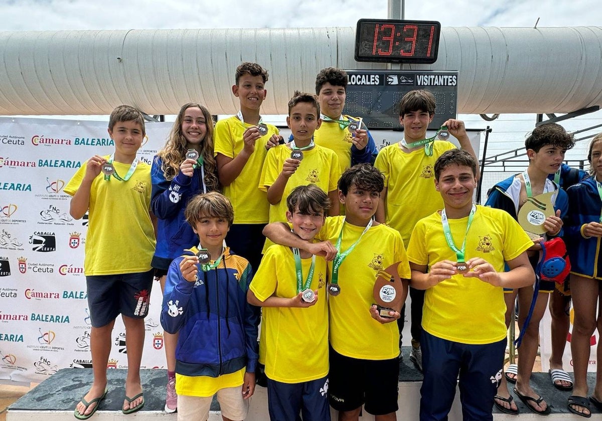 El equipo alevín del Club Waterpolo Cádiz.