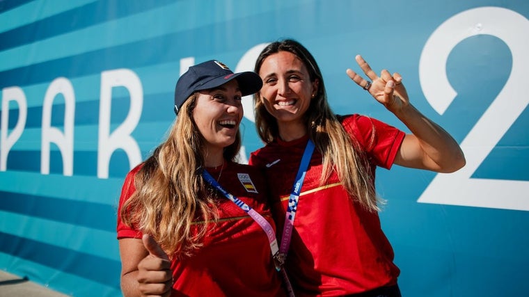 Pilar Lamadrid junto a Ana Moncada, representantes andaluzas en el equipo olímpico español de vela.