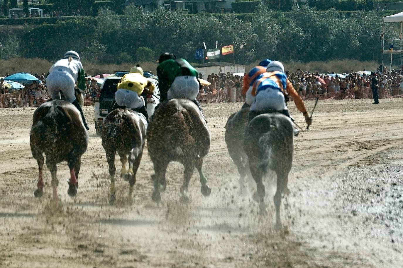 La primera carrera del segundo ciclo de las Carreras de Caballos de Sanlúcar en imágenes