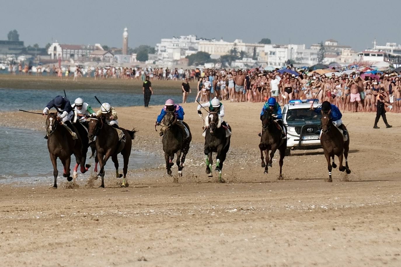 La primera carrera del segundo ciclo de las Carreras de Caballos de Sanlúcar en imágenes