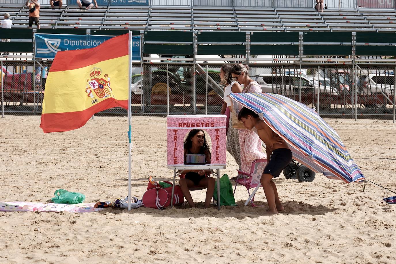 La primera carrera del segundo ciclo de las Carreras de Caballos de Sanlúcar en imágenes