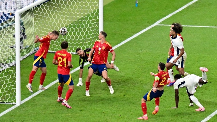 Momento en el que Dani Olmo evita el gol de Inglaterra en la final de la Eurocopa.