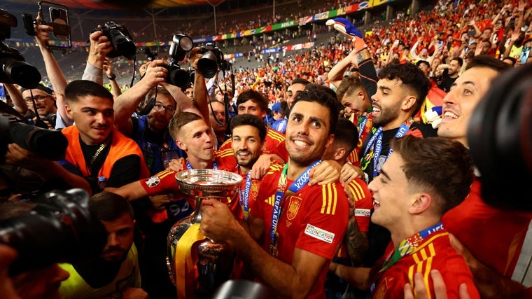 Dani Olmo festeja con sus compañeros de la selección española la pasada Eurocopa.