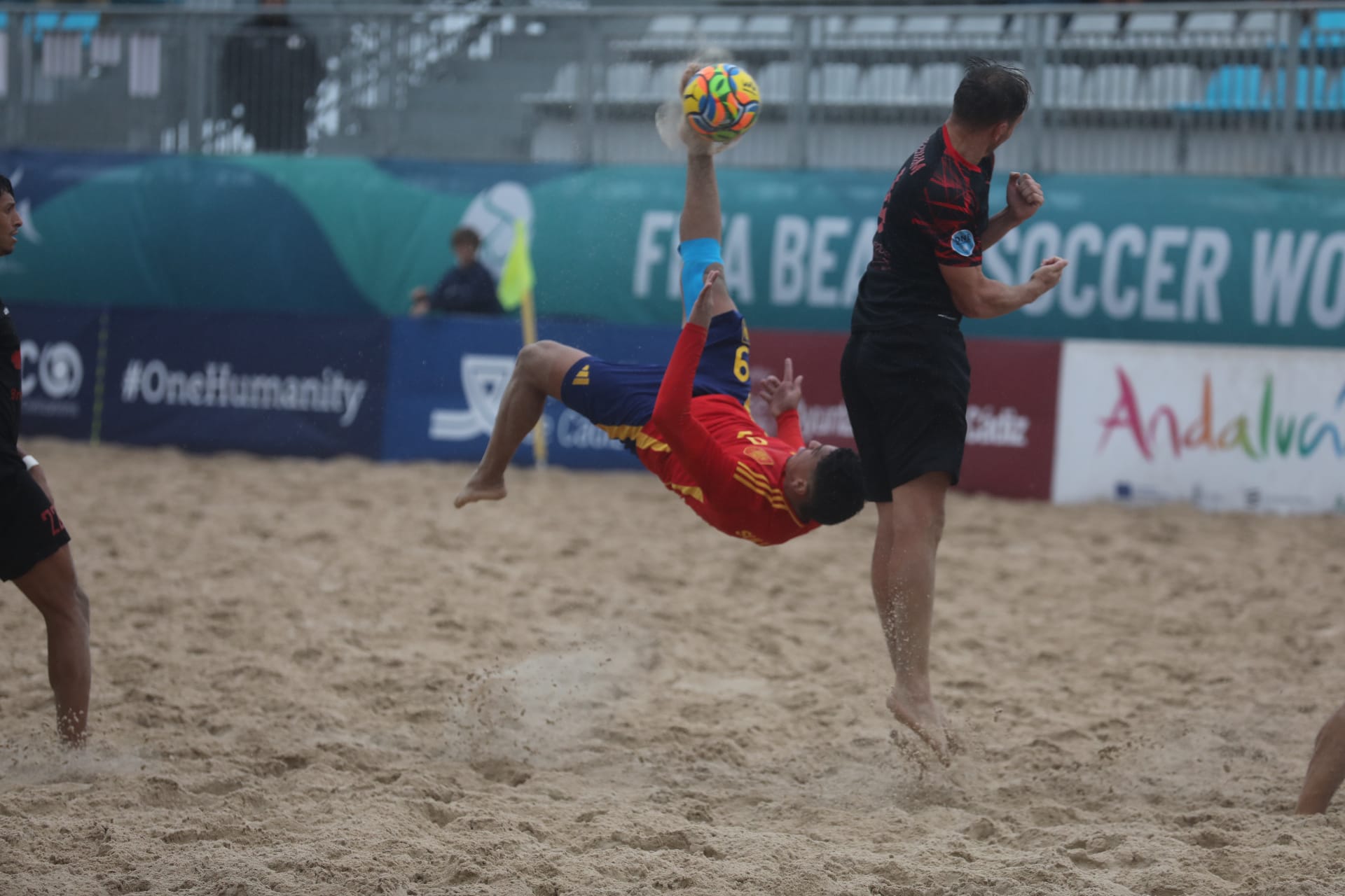 Fotos: La selección española de fútbol playa juega en la playa de la Victoria