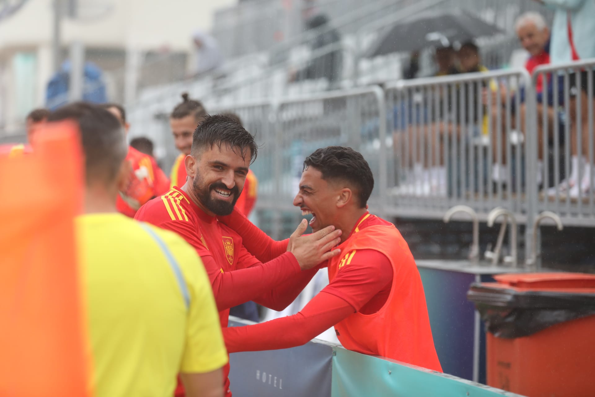 Fotos: La selección española de fútbol playa juega en la playa de la Victoria