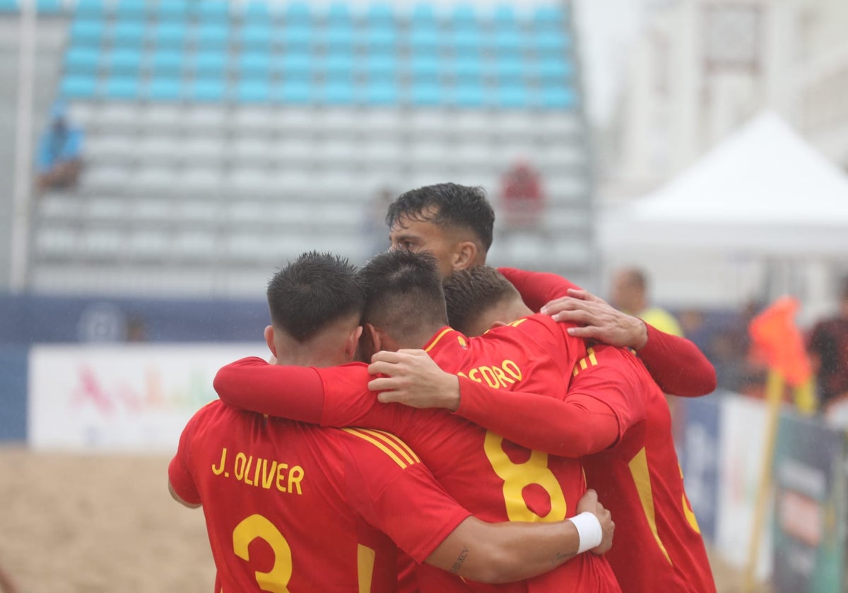 Fotos: La selección española de fútbol playa juega en la playa de la Victoria