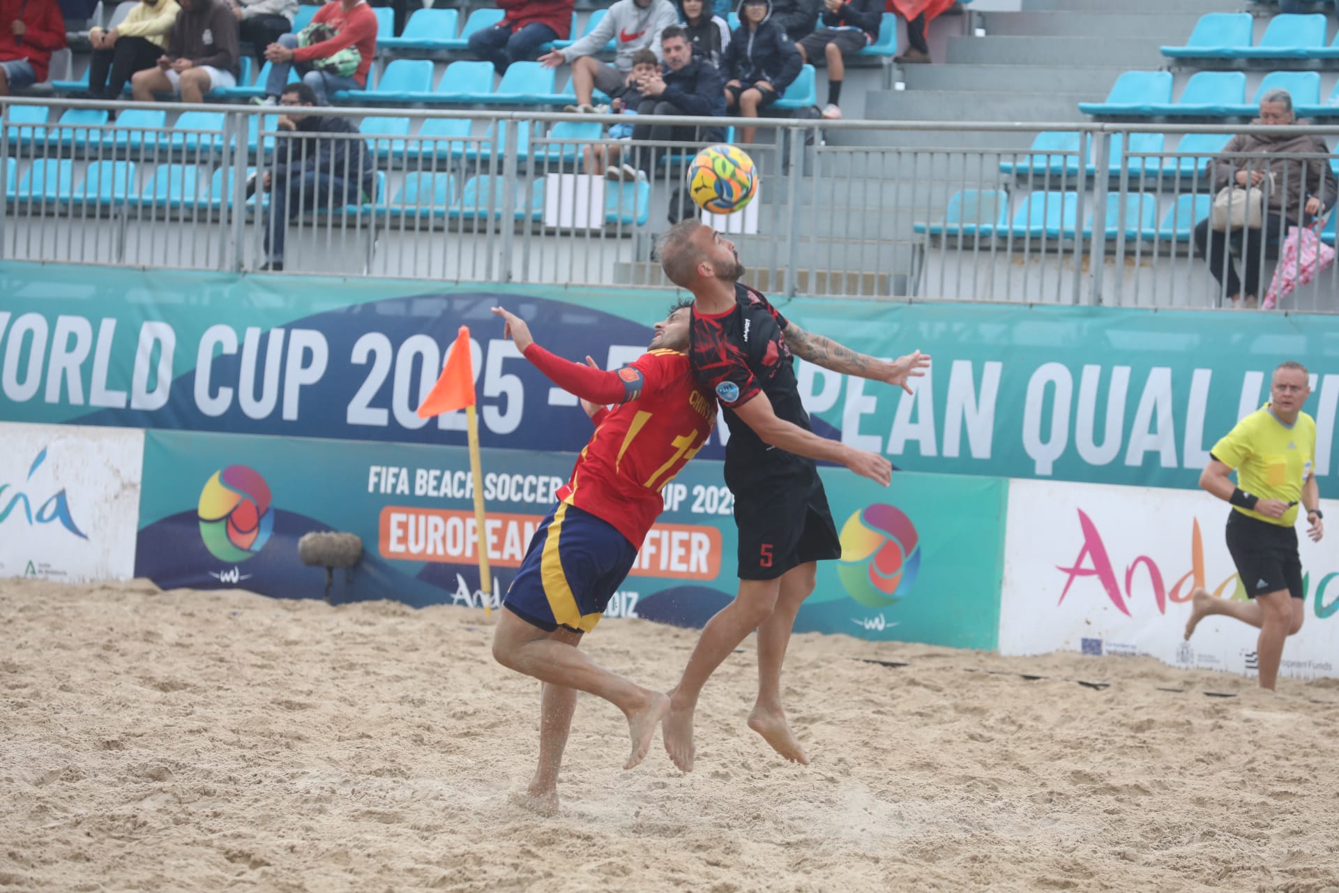 Fotos: La selección española de fútbol playa juega en la playa de la Victoria