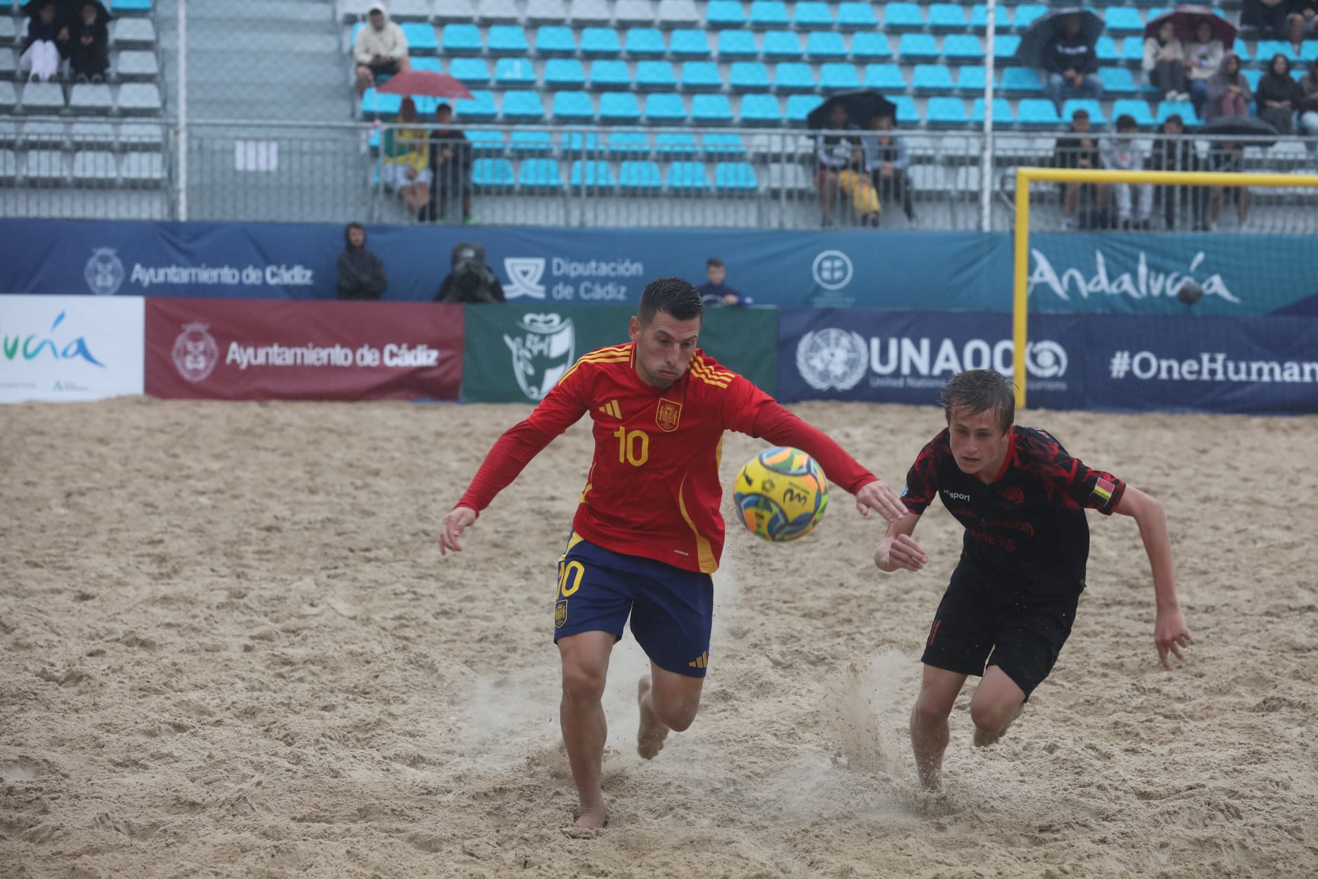 Fotos: La selección española de fútbol playa juega en la playa de la Victoria