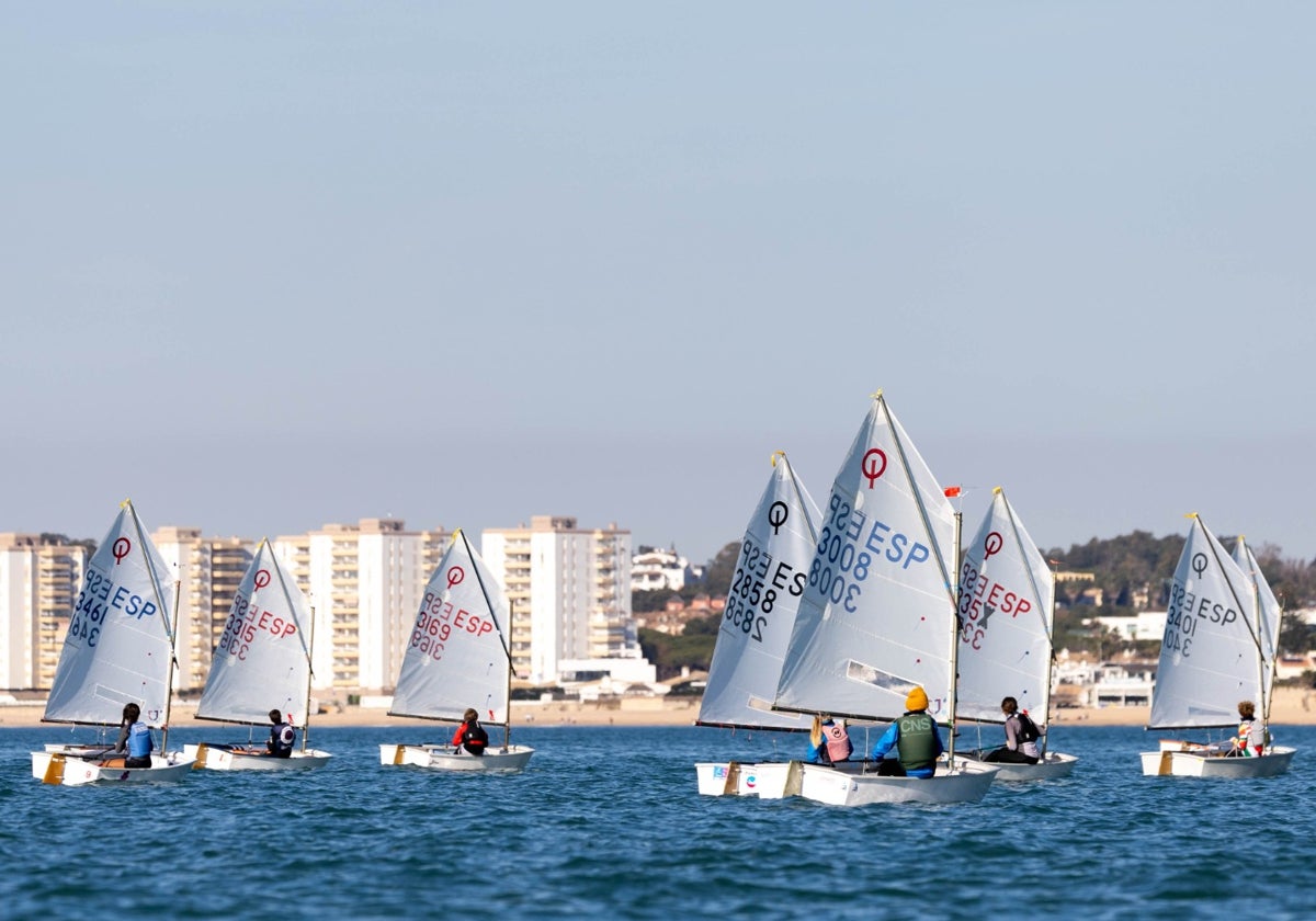 La cita ya ha comenzado en las aguas de la Bahía de Cádiz.