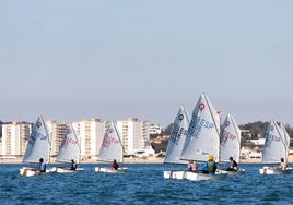 Tímido inicio del Trofeo Excellence Cup de Optimist en la Bahía de Cádiz