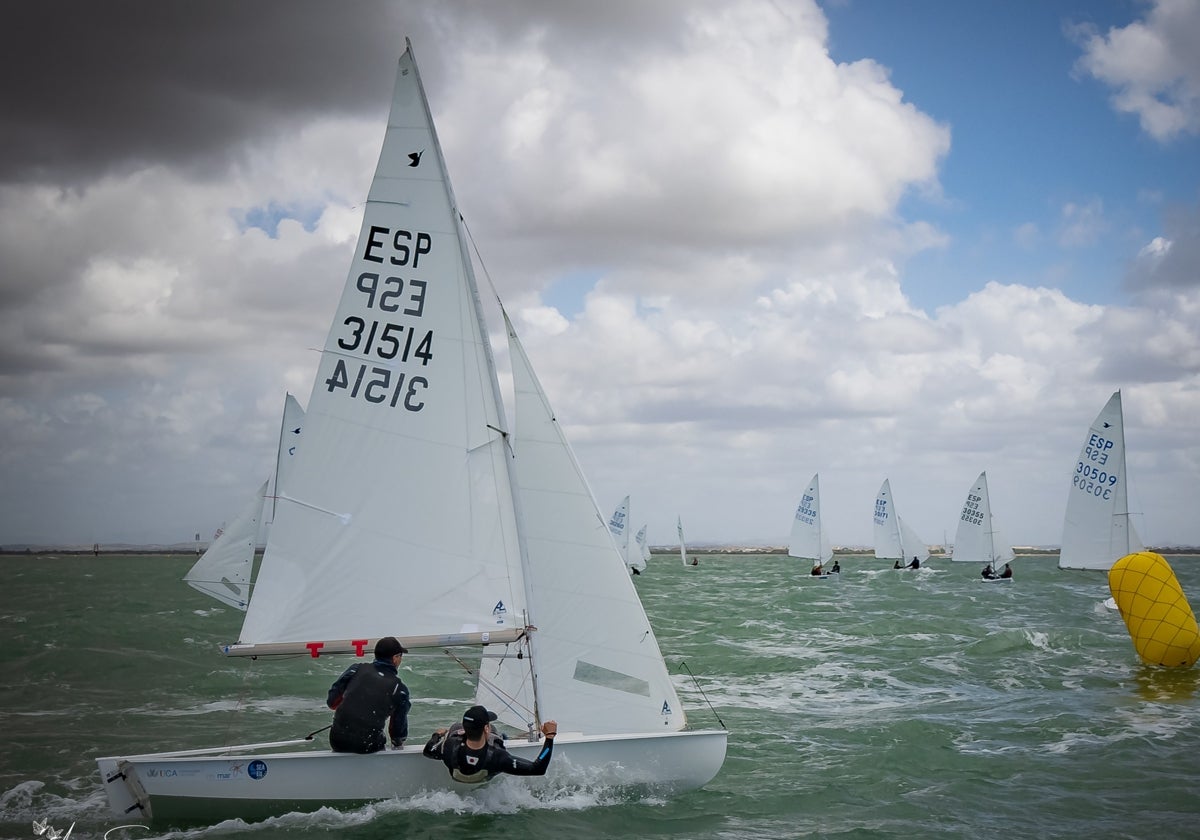 La competición tiene lugar en la Bahía de Cádiz.