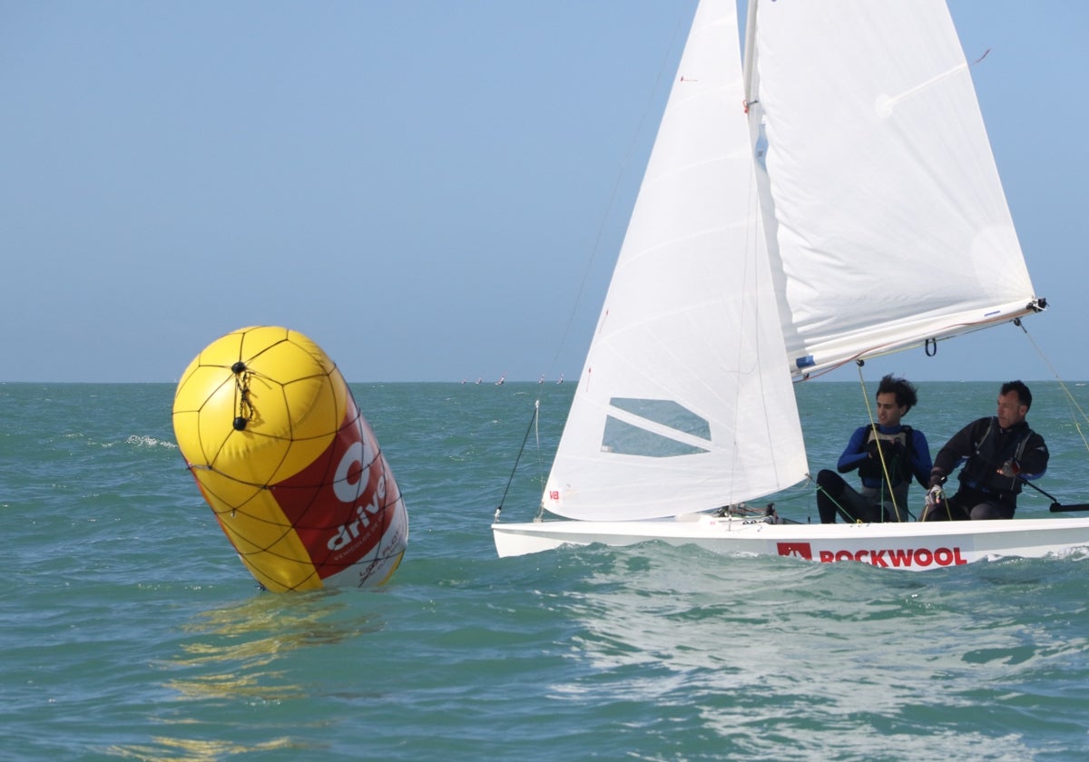 La Liga Driveris de la Flota Snipe del Real Club Náutico de Cádiz sigue su curso en la Bahía de Cádiz.