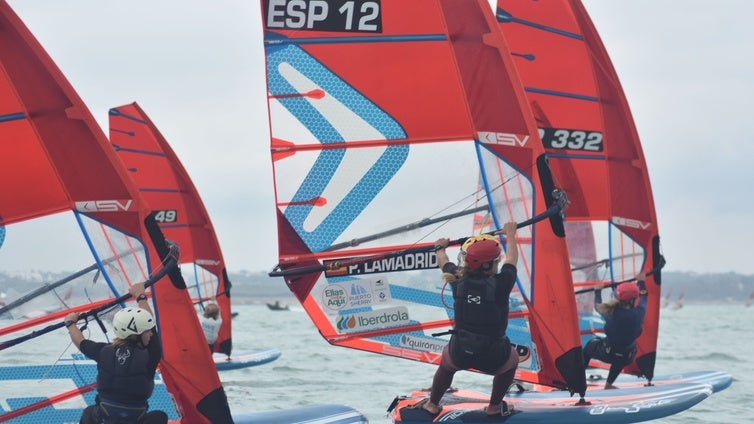 La andaluza Pilar Lamadrid y los baleares Nacho Baltasar y Andrea Torres, primeros líderes de los campeonatos de España de iQFOil