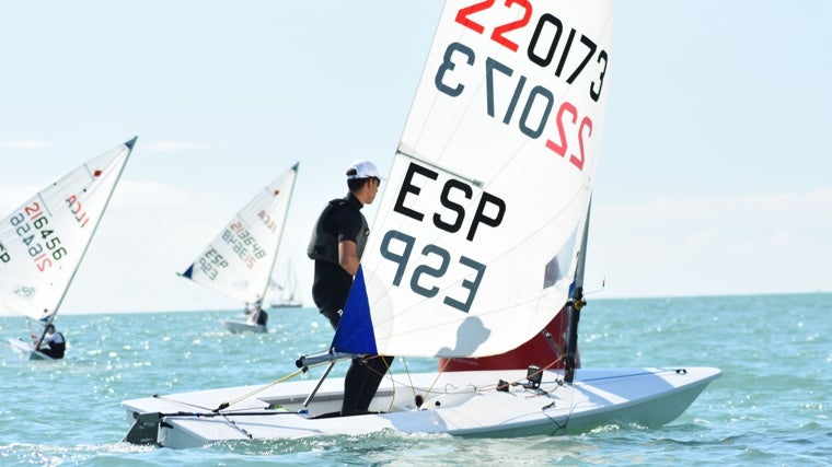 Numerosos deportistas están presentes en la Bahía de Cádiz.