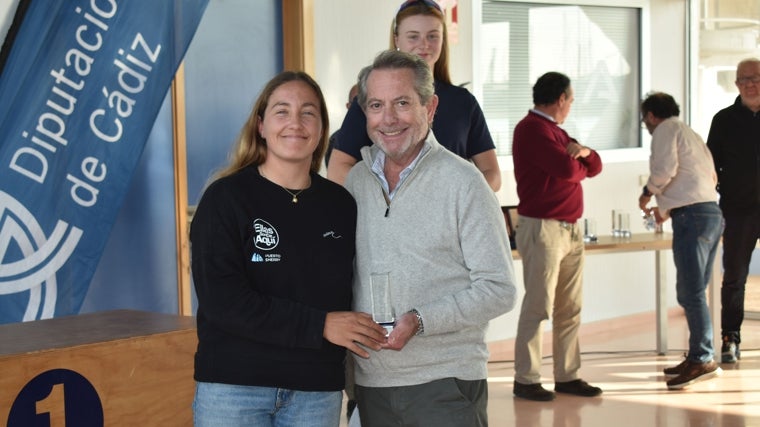 Pilar Lamadrid junto a Paco Coro, presidente de la Federación Andaluza de Vela.