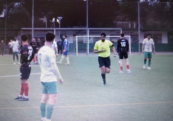 Momento en el que el árbitro Yeray Morales Aparicio va a suspender el encuentro.