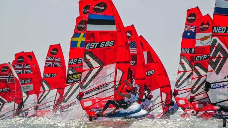 La Bahía de Cádiz es el epicentro del windsurf mundial esta semana.