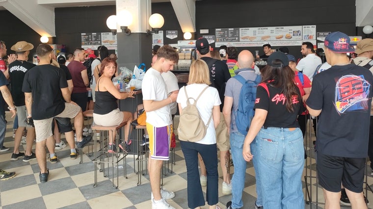 Los aficionados recargaron las pilas en las barras y en las cafeterías.