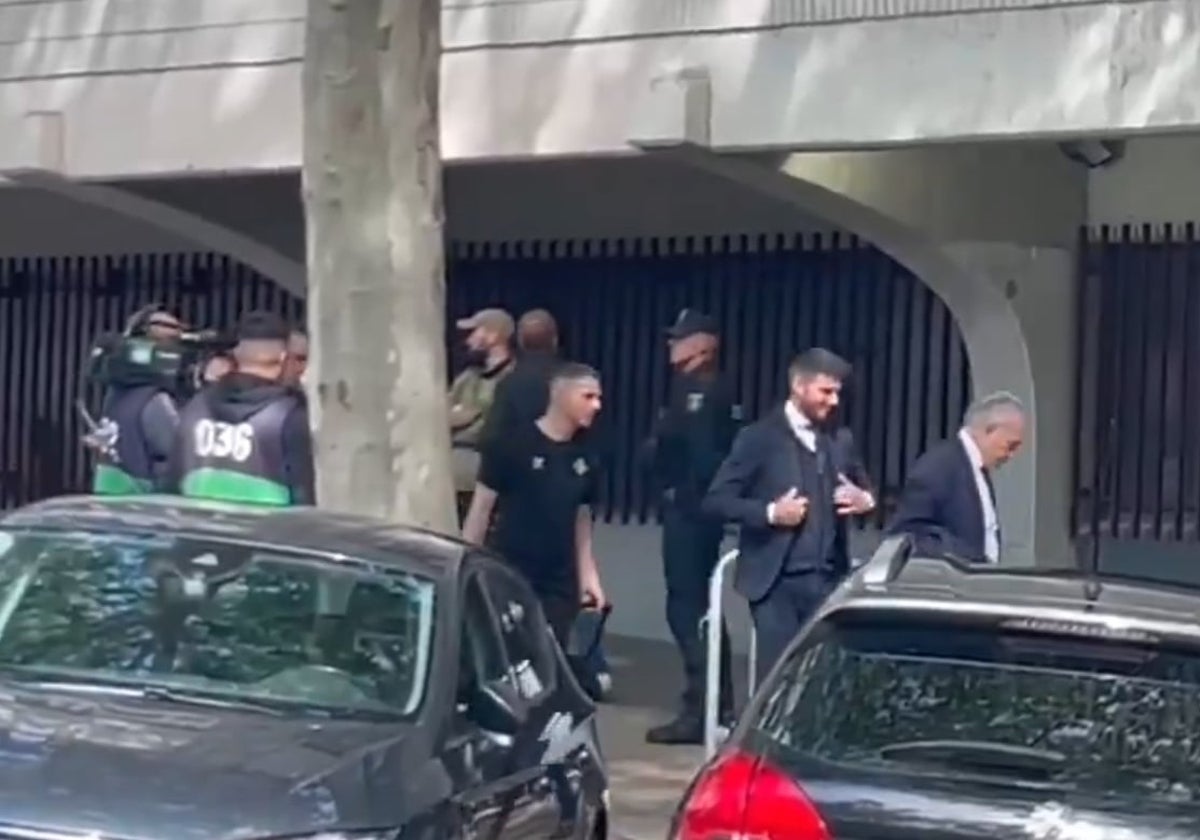 El gesto con arte de Joaquín cuando un aficionado le echa un piropo a su «pelazo»: «Es el mejor, se sale»