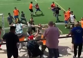 Las lamentables imágenes de la gran trifulca en un partido de fútbol en el Gómez Castro de San Fernando