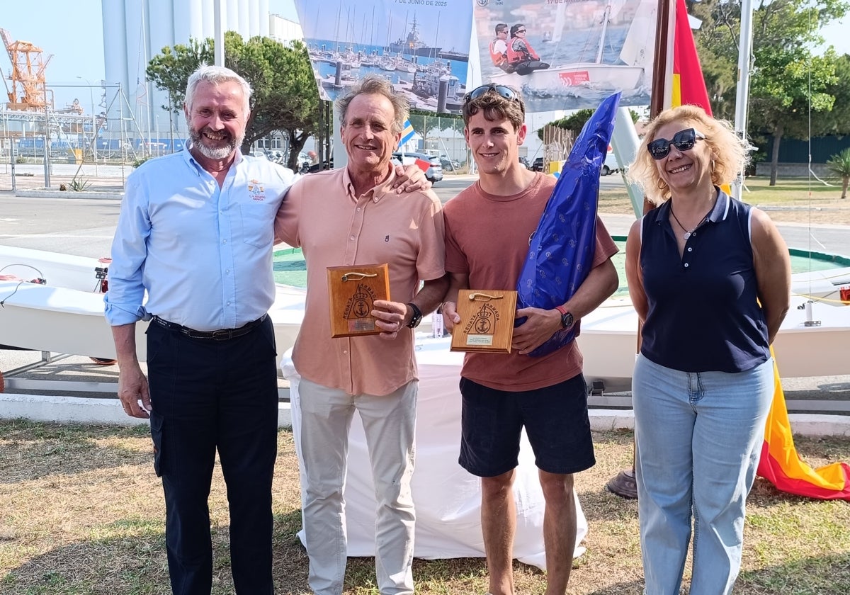 Los campeones de la XIX Regata de la Armada, Tito Galnares y Tristán Melgarejo, acompañados del presidente de la Comisión Naval de Regatas, CN Federico Supervielle y la presidenta del Real Club Náutico de Cádiz, Margarita Luna
