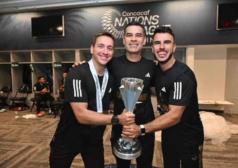 Imagen secundaria 1 - Fran de Alba, fisio gaditano en la élite deportiva: «Nunca había trabajado con un cuerpo técnico tan bueno como el de Javier Aguirre y Rafa Márquez»