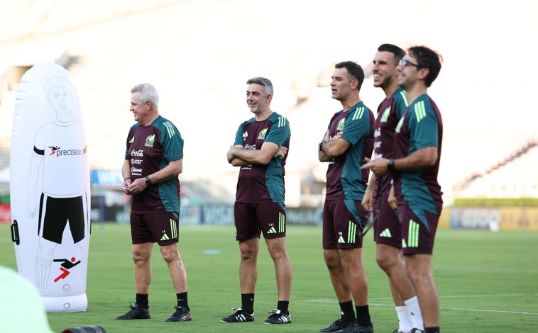 Imagen principal - Fran de Alba, fisio gaditano en la élite deportiva: «Nunca había trabajado con un cuerpo técnico tan bueno como el de Javier Aguirre y Rafa Márquez»