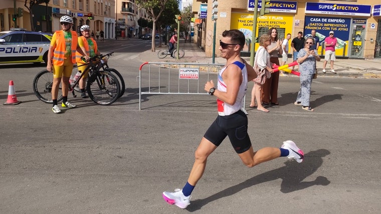 Un atleta termina su paso por la calle Valdés justo antes de entrar en la Real Plaza de Toros de El Puerto.