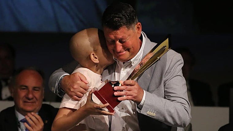 Sebastián Herrera con el pequeño José Antonio Garrido, con el que siempre se volcó.