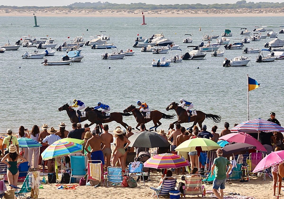 La playa de Las Piletas, a rebosar.