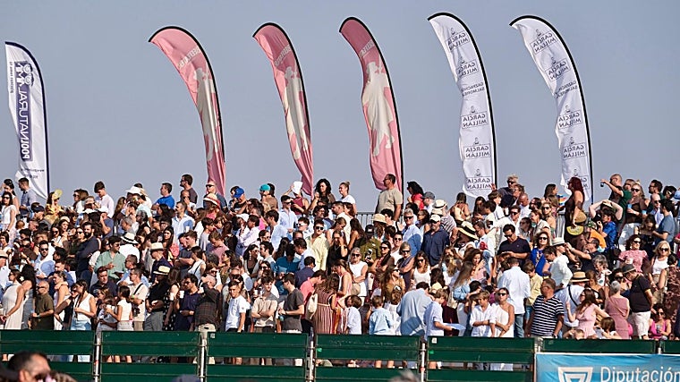 Muchos espectadores se dieron cita en las carreras de caballos de Sanlúcar de Barrameda.