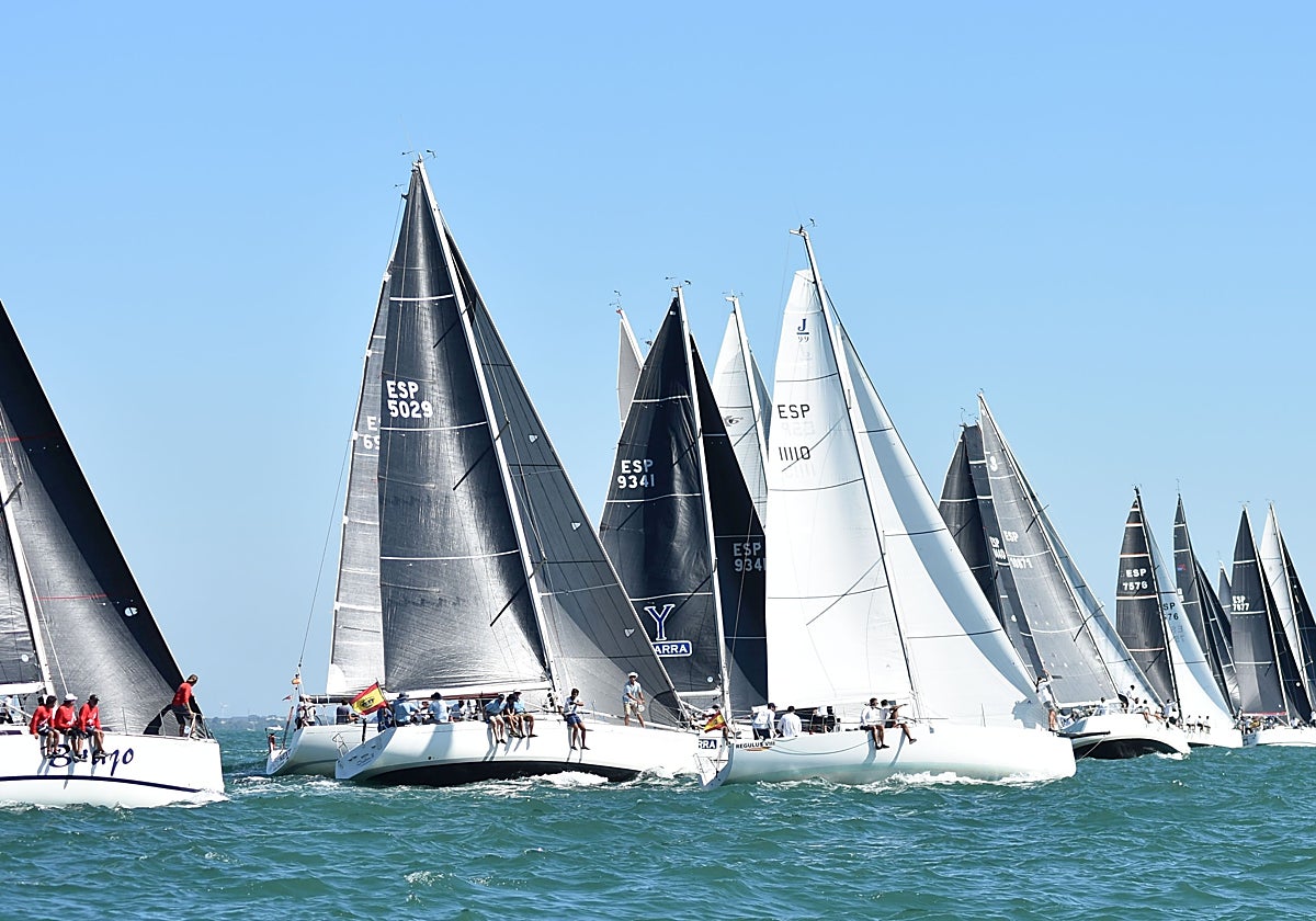 Ya ha empezado la competición en las aguas de la Bahía de Cádiz.