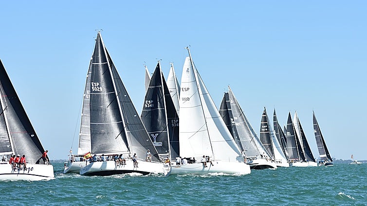 Máxima emoción en el arranque de la gran semana del Crucero en la Bahía de Cádiz
