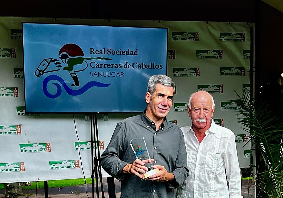 Jesús López recoge el premio de manos de Eladio Escobar.