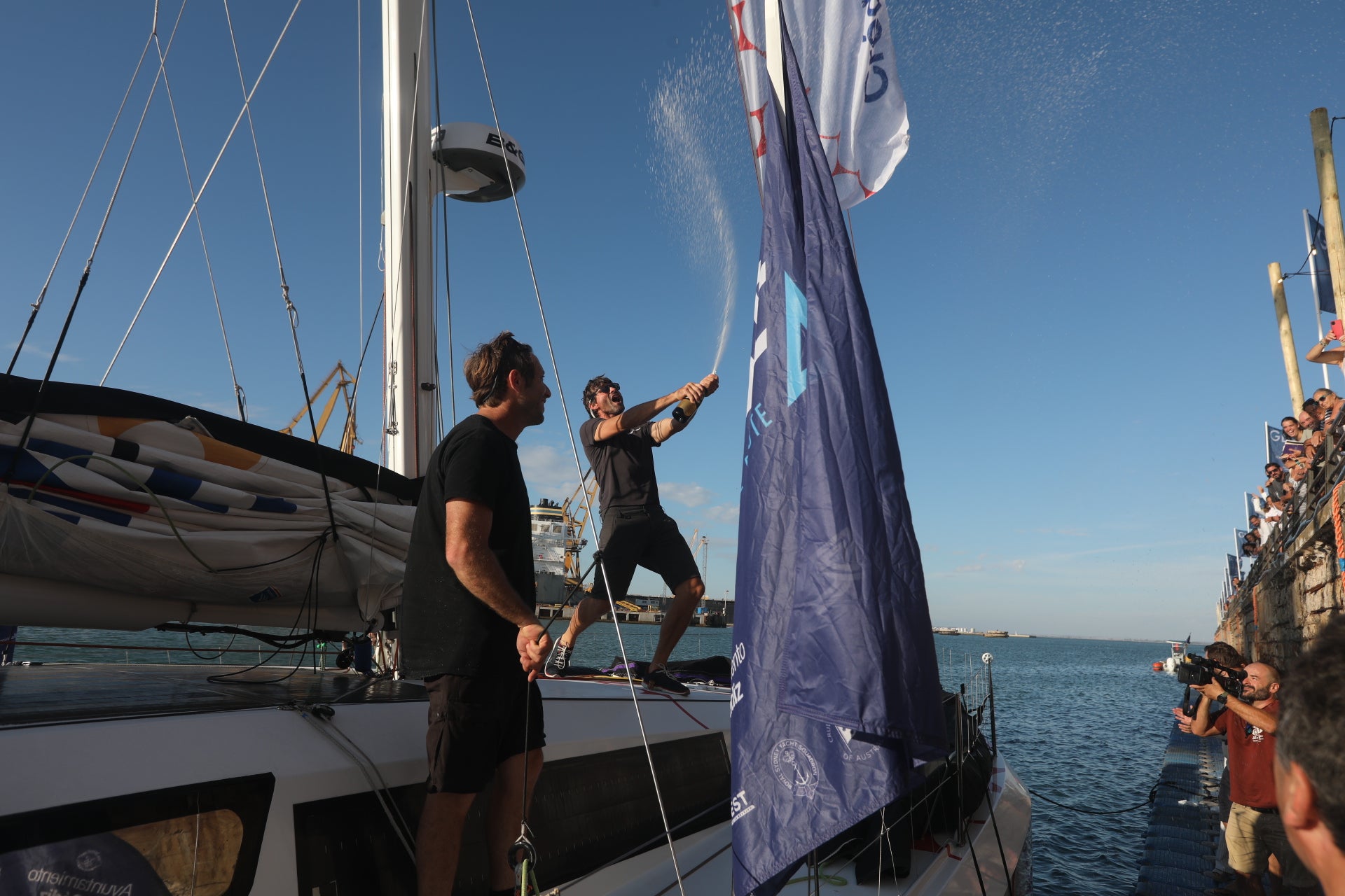 Las imágenes de la llegada de los primeros barcos para la Globe 40