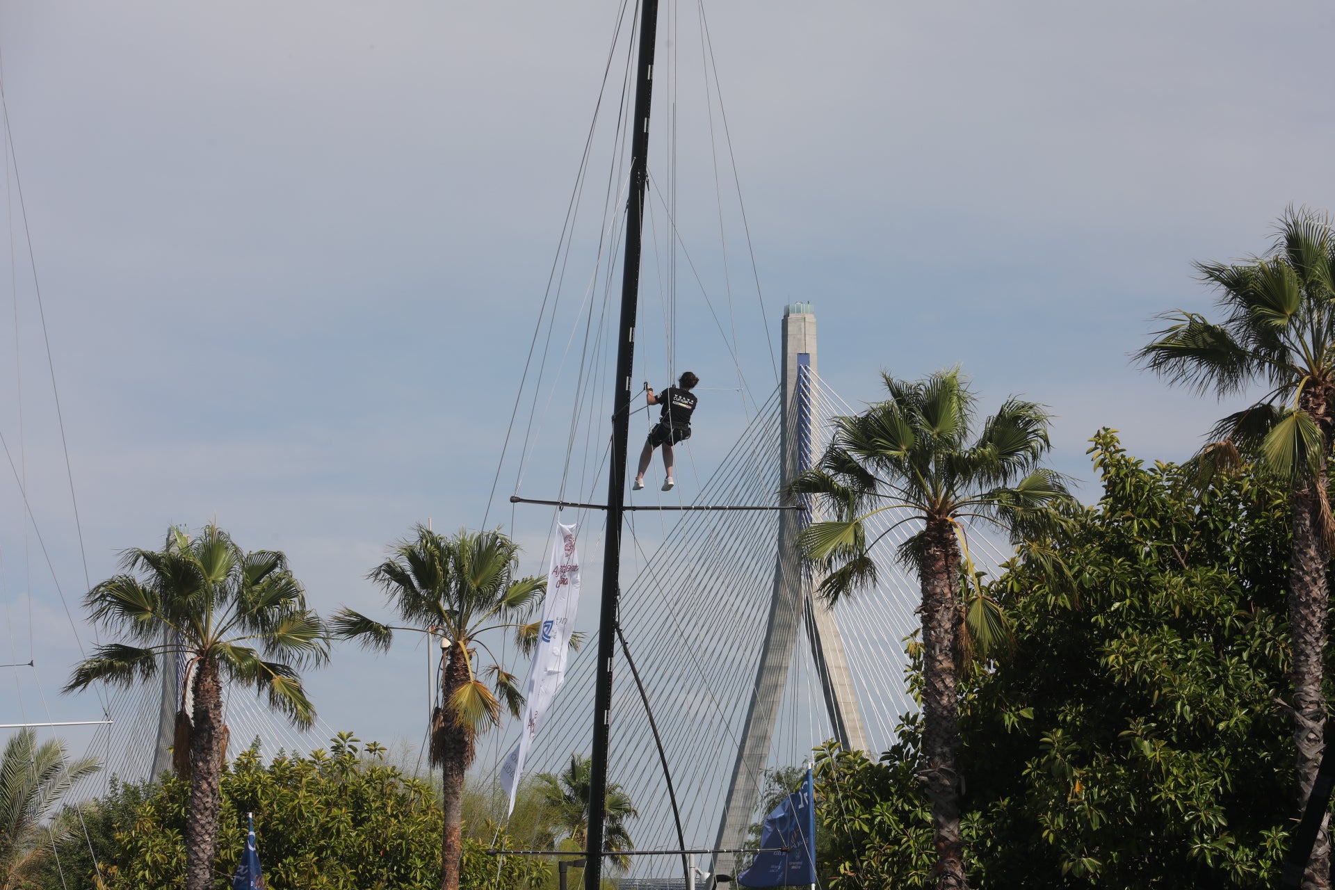 Los participantes en la regata Globe 40 velan armas en Cádiz