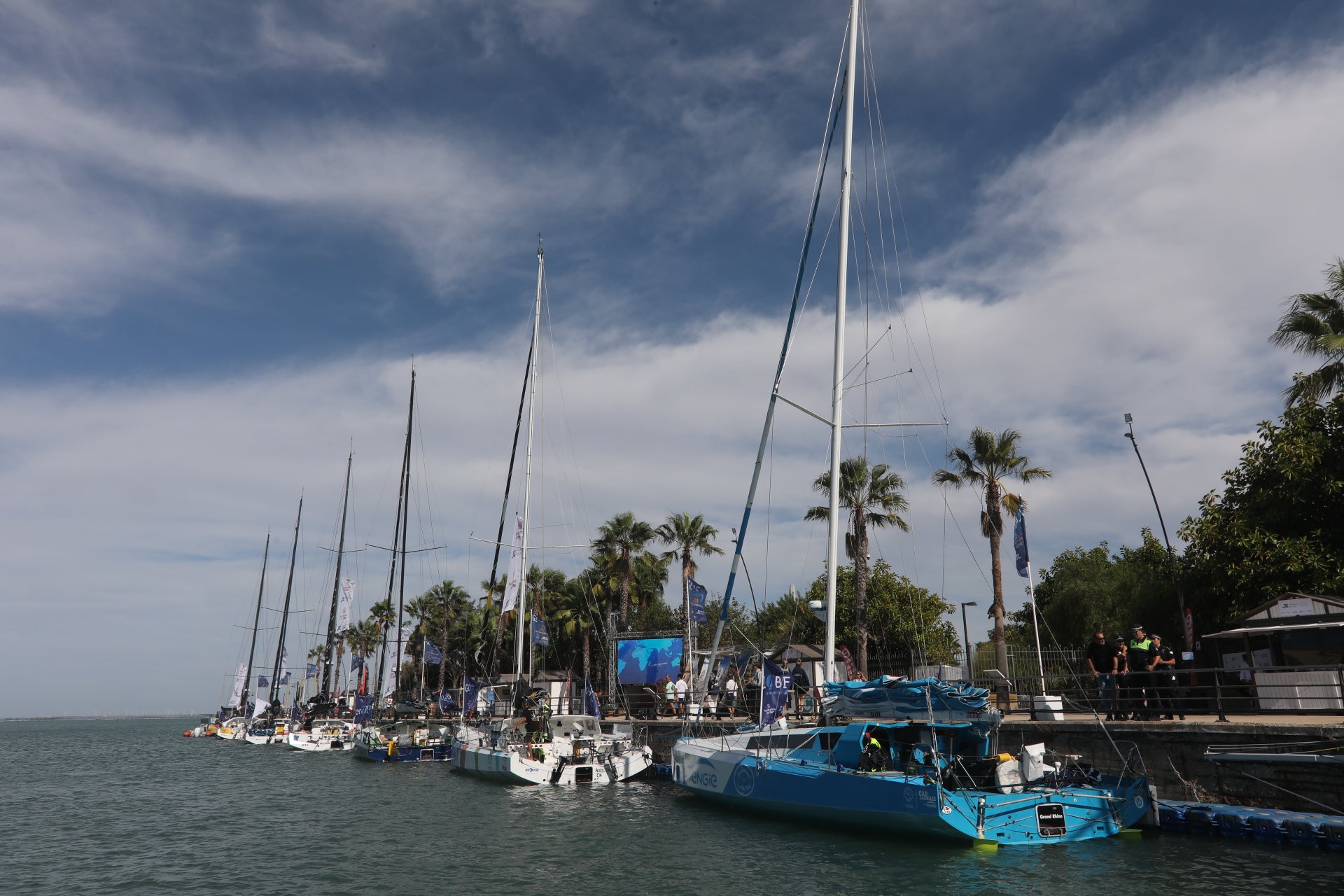 Los participantes en la regata Globe 40 velan armas en Cádiz