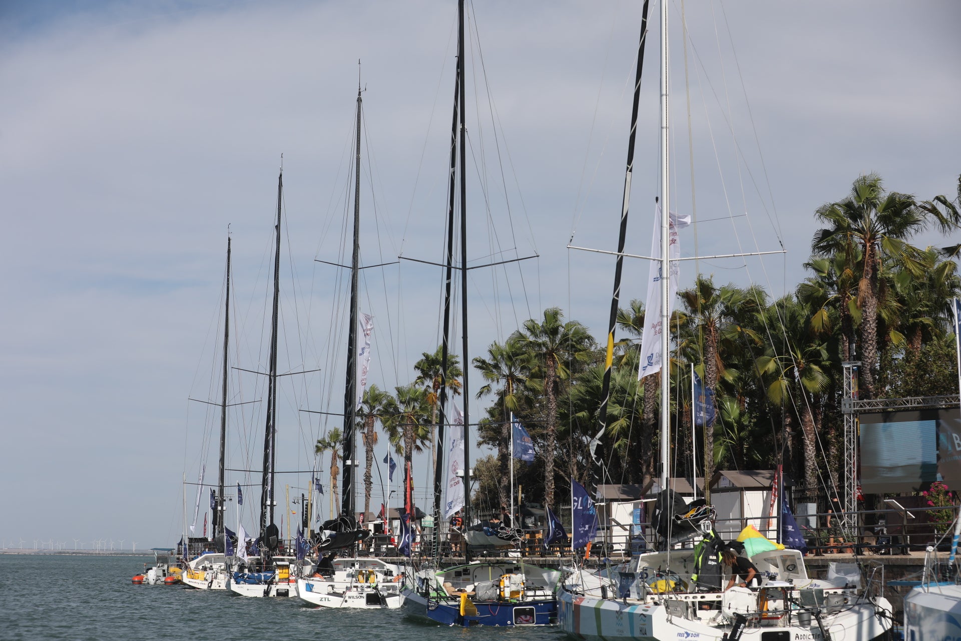 Los participantes en la regata Globe 40 velan armas en Cádiz