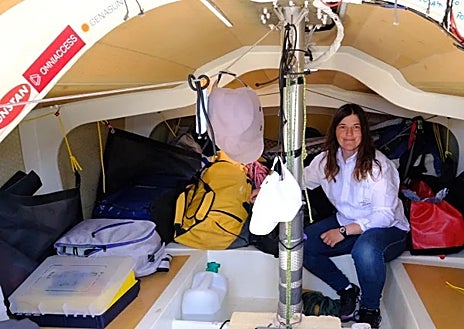 Imagen secundaria 1 - Aina Bauzá se cuelga de un cabo para ver el estado de su barco, abajo, en el interior de su embarcación; derecha, Djemila atiende a LA VOZ esta semana. 