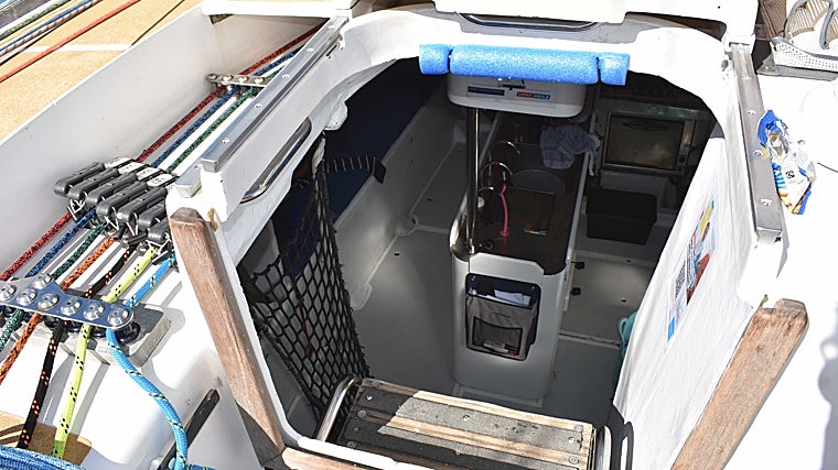 Acceso al interior de la embarcación.