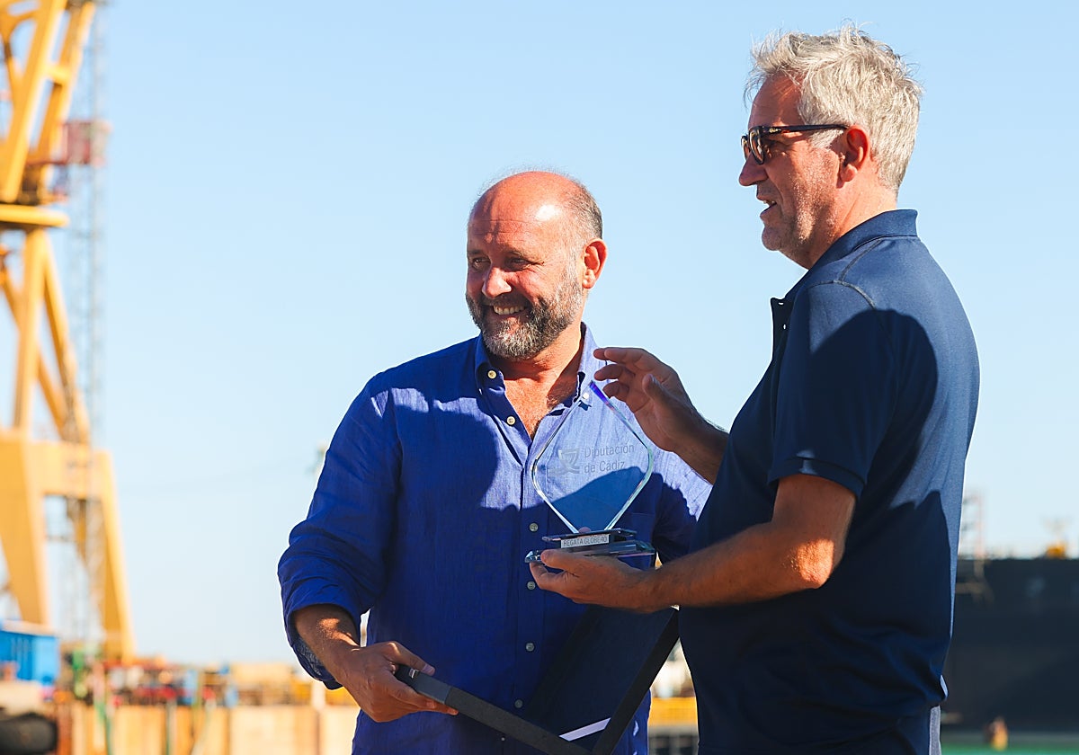 Juancho Ortiz, vicepresidente de la Diputación de Cádiz, entrega al organizador de la Regata Globe 40, Manfred Ramspacher, el Trofeo de la Copa Diputación.
