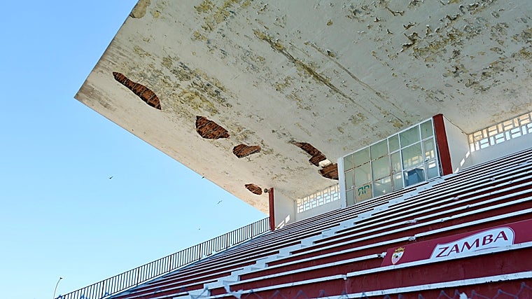 El deplorable estado de la Tribuna del Estadio José del Cuvillo antes de su remodelación.