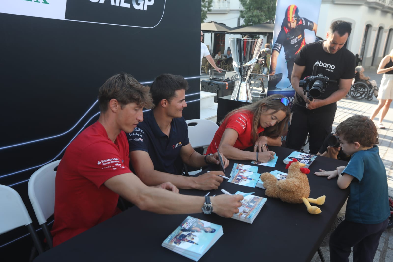 El equipo español de SailGP se encuentra con el público gaditano
