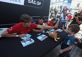El equipo español de SailGP se encuentra con el público gaditano