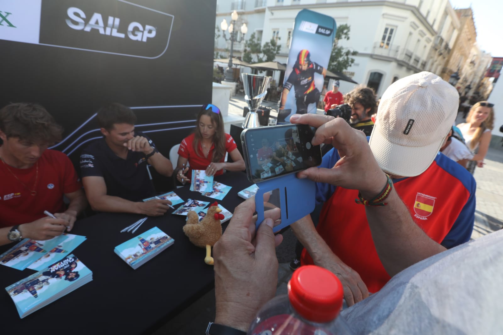 El equipo español de SailGP se encuentra con el público gaditano