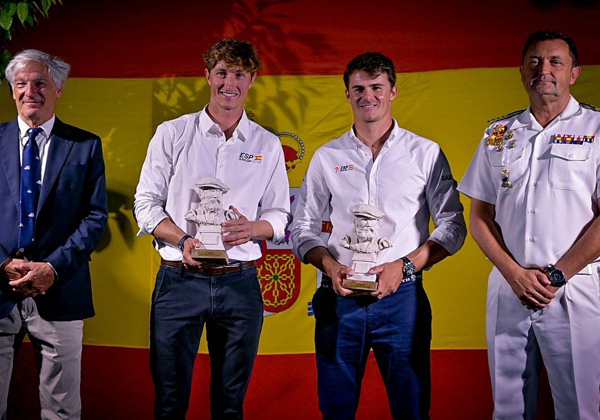 De izquierda a derecha, Miguel Ramos, Florian Trittel, Diego Botín y el comandante del BE Juan Sebastian de Elcano, CN José María de la Puente.