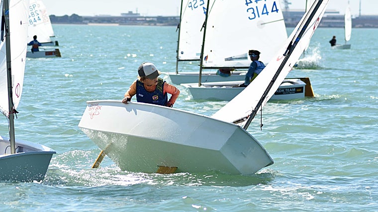Una imagen de la competición en las aguas de la Bahía de Cádiz.