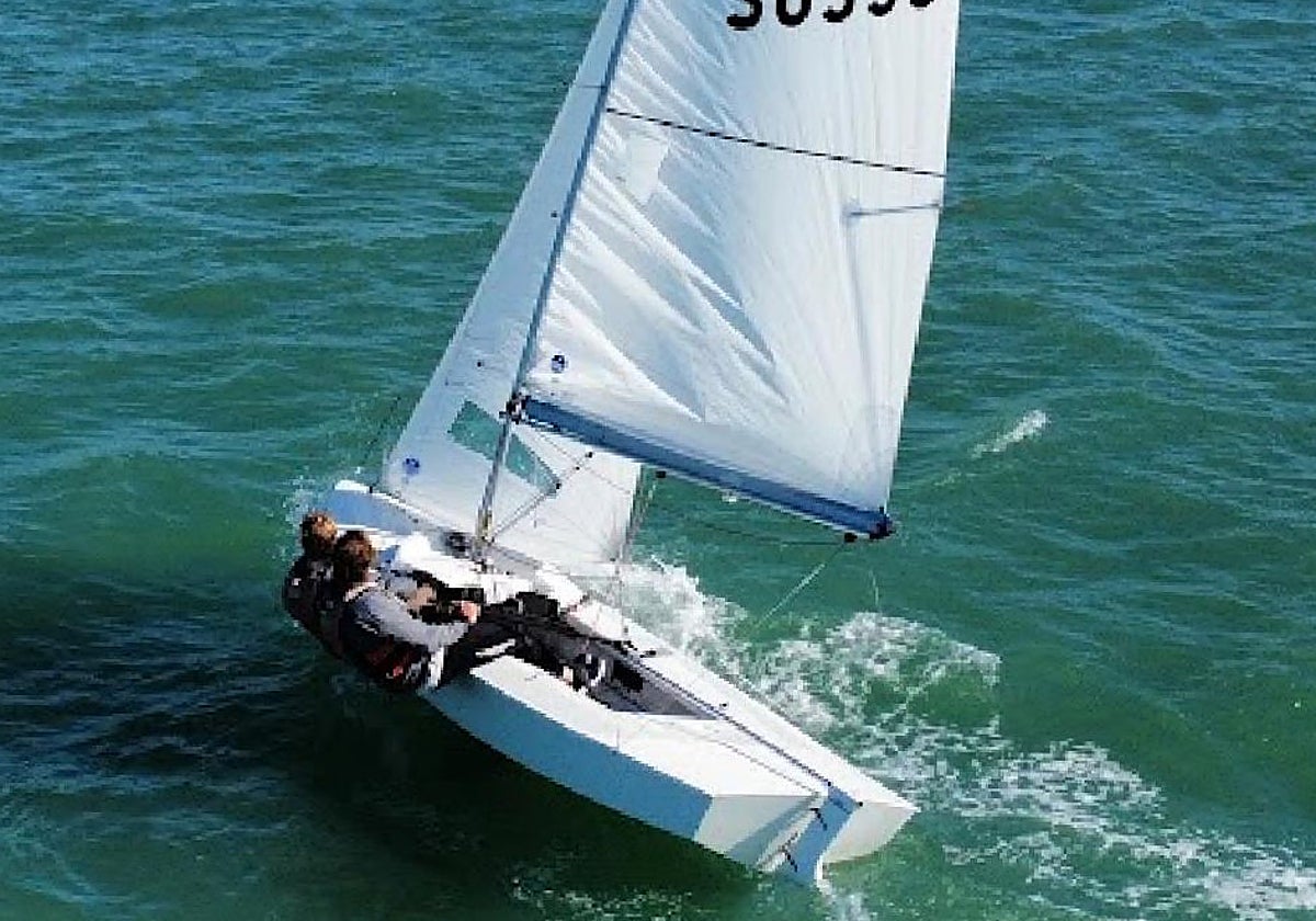 Tito Galnares y Nelín Suárez, en plena ceñida durante la última jornada de la Liga Driveris 2025 de Snipe.