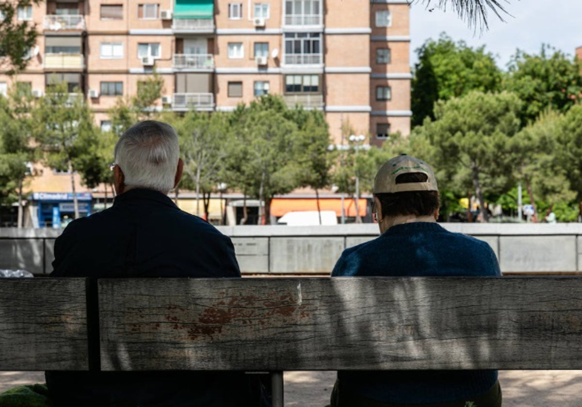 Pensionistas en un banco